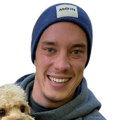 Matthias Gandke mit Hund auf dem Arm